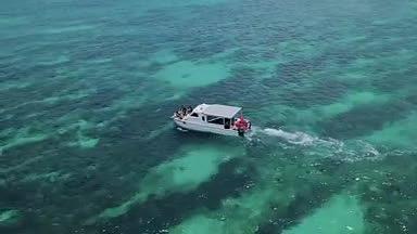 4K航拍行驶在海上的游艇视频的预览图